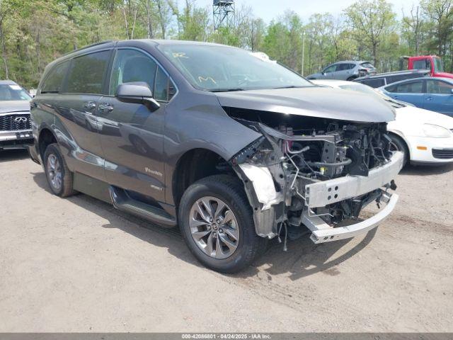  Salvage Toyota Sienna