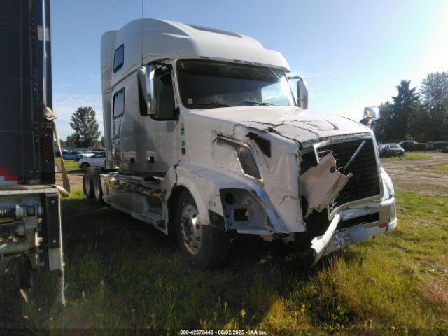  Salvage Volvo Vnl