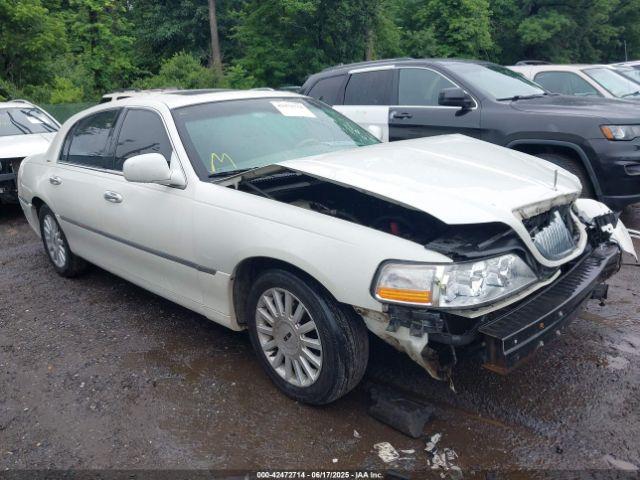  Salvage Lincoln Towncar