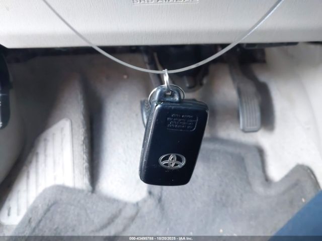 Toyota Prius Two Image 10