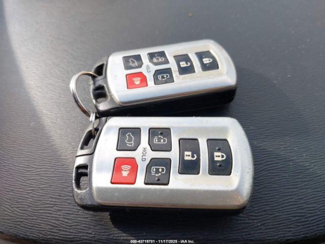 Toyota Sienna Limited 7 Passenger Image 11