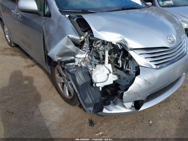 Toyota Sienna Le 8 Passenger Image 4