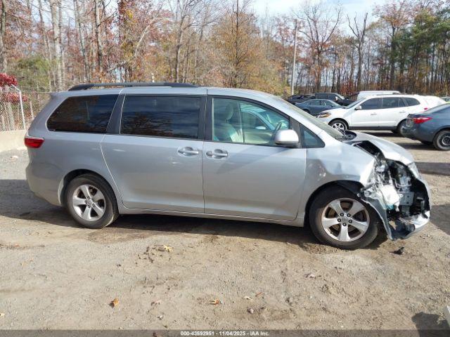 Toyota Sienna Le 8 Passenger Image 16