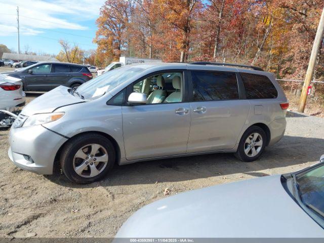 Toyota Sienna Le 8 Passenger Image 14