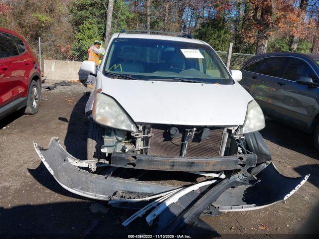 Toyota Sienna Xle Image 3