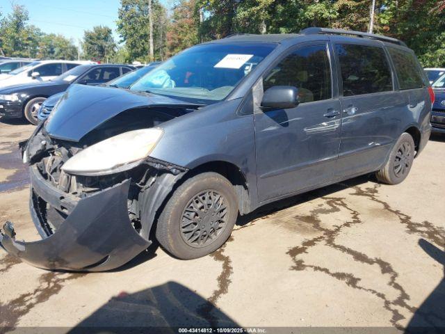 Toyota Sienna Ce Image 2