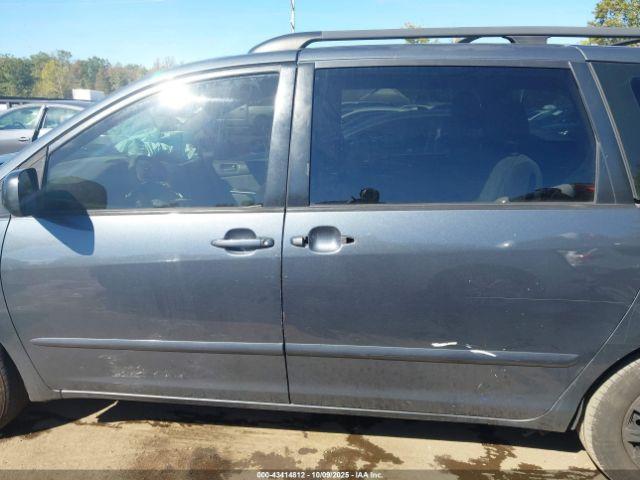 Toyota Sienna Ce Image 12