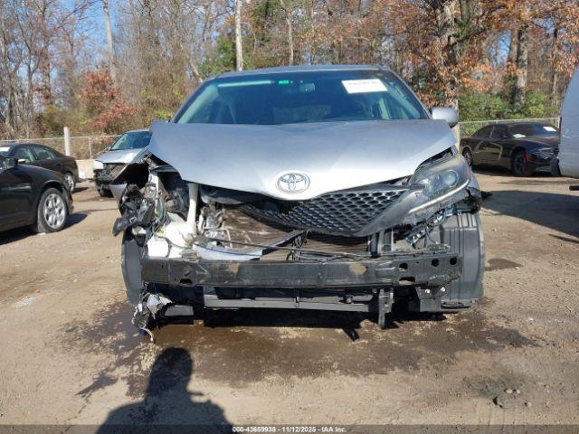 Toyota Sienna Se 8 Passenger Image 11