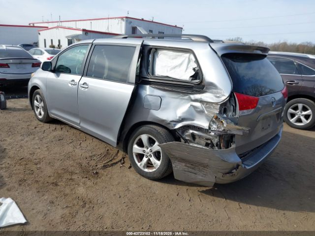 Toyota Sienna Le V6 8 Passenger Image 2