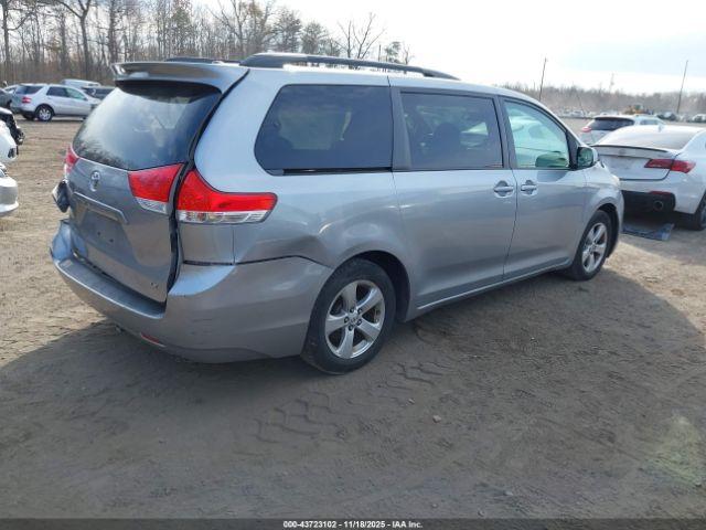 Toyota Sienna Le V6 8 Passenger Image 3