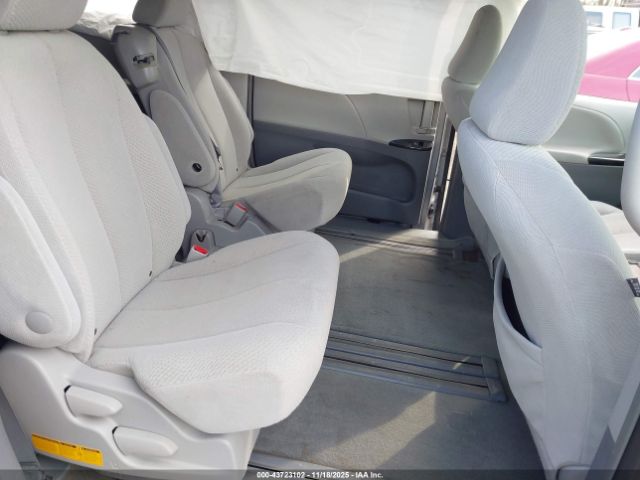 Toyota Sienna Le V6 8 Passenger Image 10
