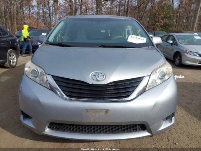 Toyota Sienna Le V6 8 Passenger Image 8