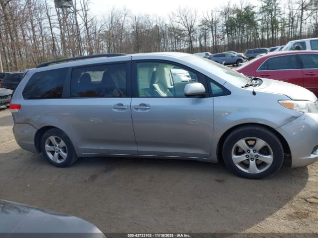 Toyota Sienna Le V6 8 Passenger Image 11