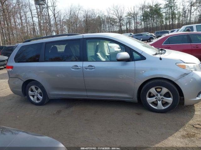 Toyota Sienna Le V6 8 Passenger Image 11