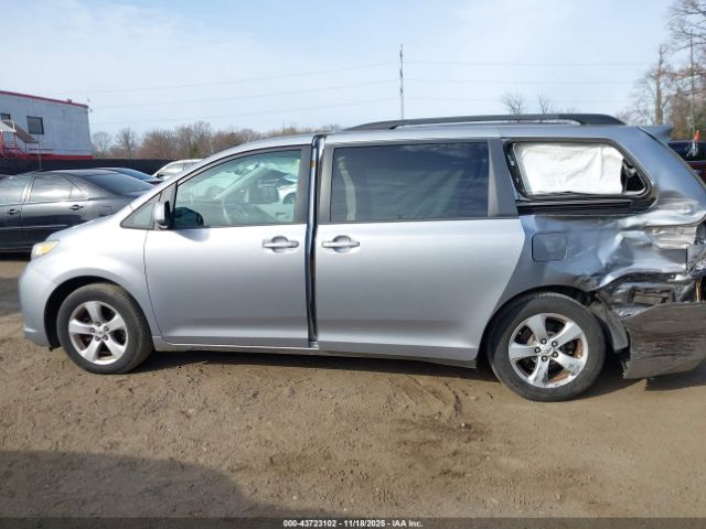 Toyota Sienna Le V6 8 Passenger Image 14