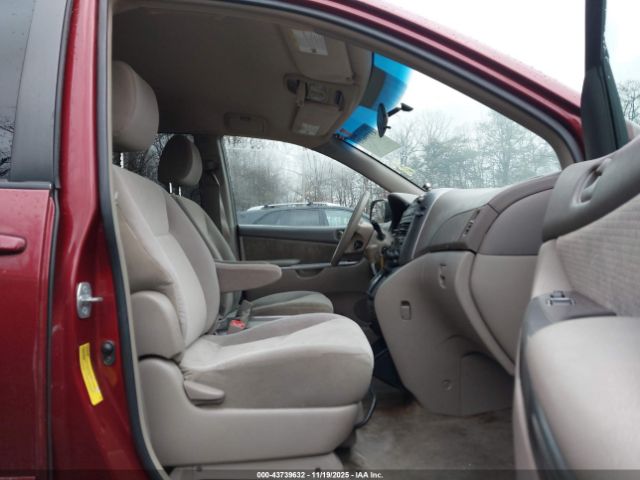 Toyota Sienna Le Image 5