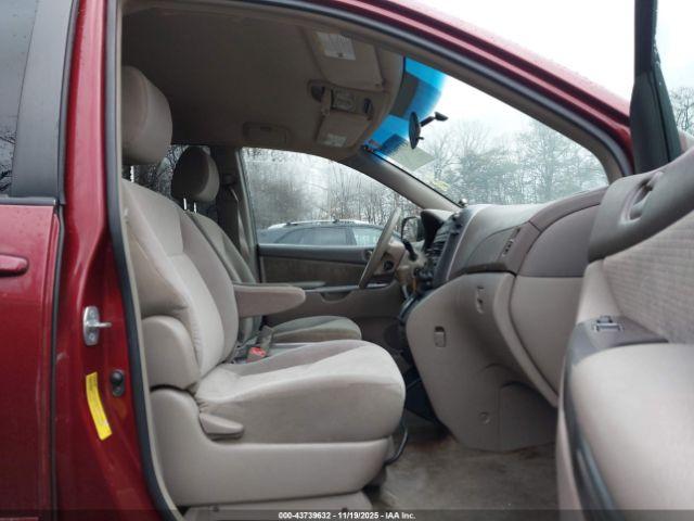 Toyota Sienna Le Image 5