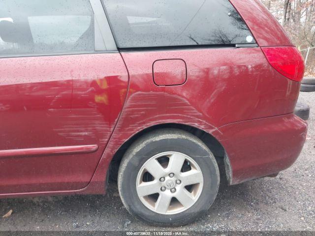 Toyota Sienna Le Image 11