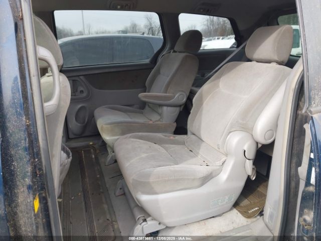 Toyota Sienna Le Image 5