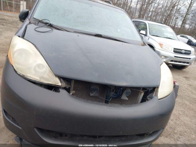 Toyota Sienna Le Image 9