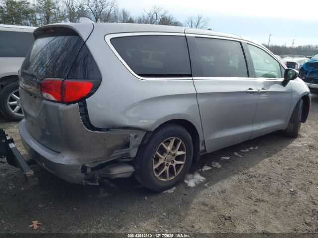 Chrysler Pacifica Touring Image 4