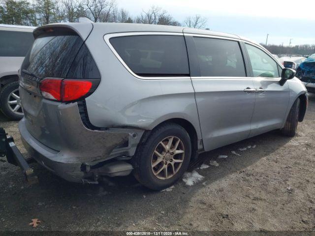 Chrysler Pacifica Touring Image 4