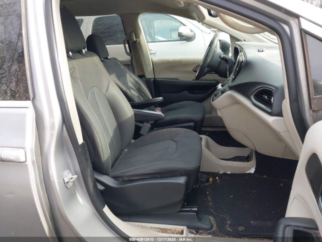 Chrysler Pacifica Touring Image 16