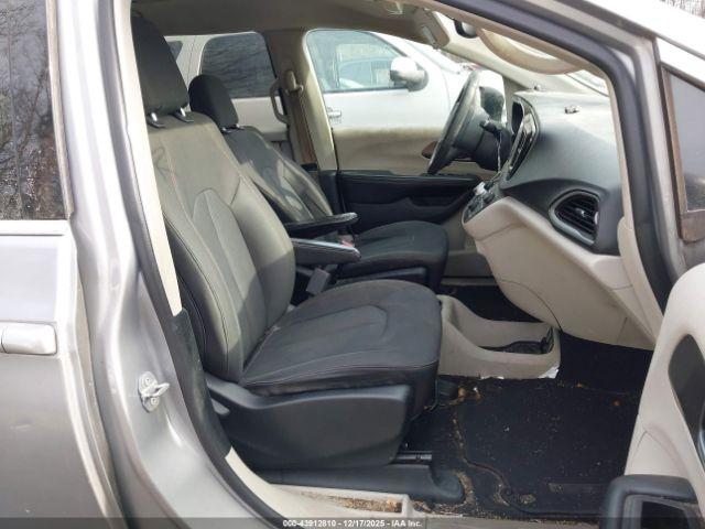 Chrysler Pacifica Touring Image 16