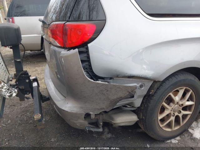 Chrysler Pacifica Touring Image 7