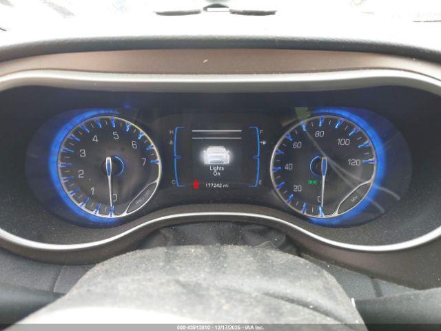 Chrysler Pacifica Touring Image 5