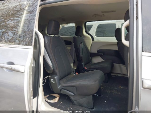 Chrysler Pacifica Touring Image 10