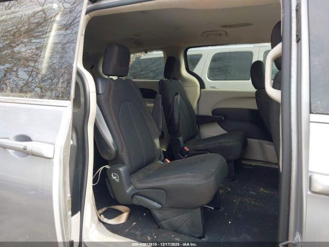 Chrysler Pacifica Touring Image 10