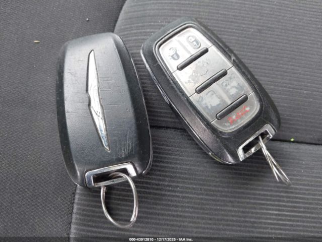 Chrysler Pacifica Touring Image 11