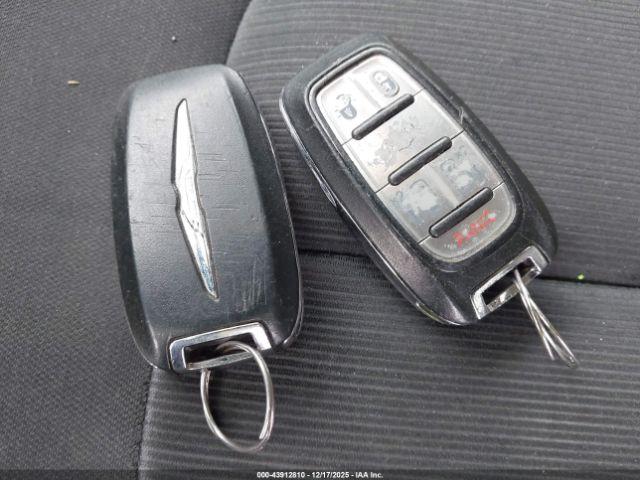 Chrysler Pacifica Touring Image 11