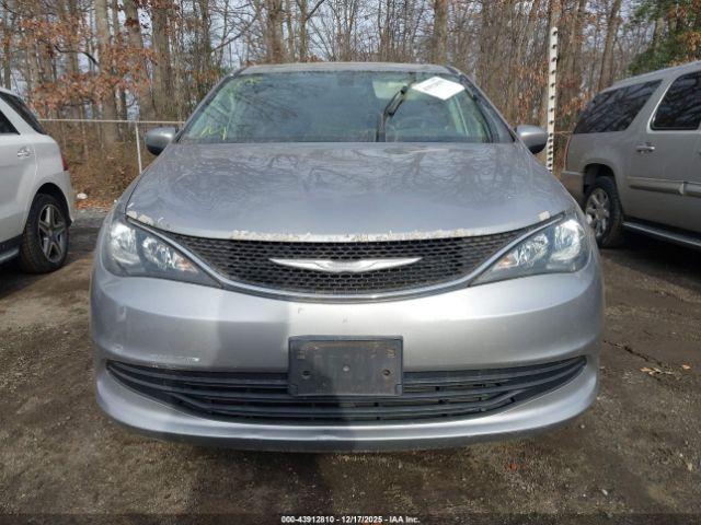 Chrysler Pacifica Touring Image 8