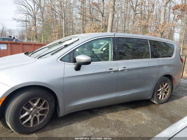 Chrysler Pacifica Touring Image 12