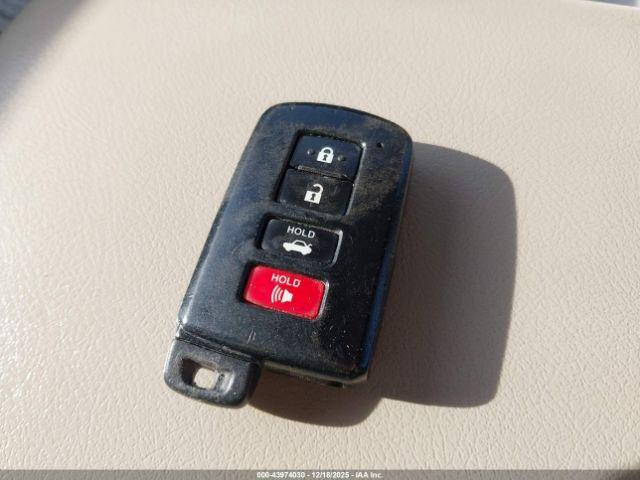 Toyota Camry Le Image 10