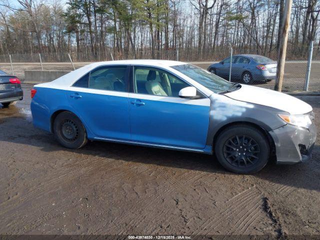 Toyota Camry Le Image 12