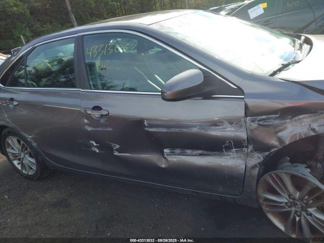 Toyota Camry Se Image 8