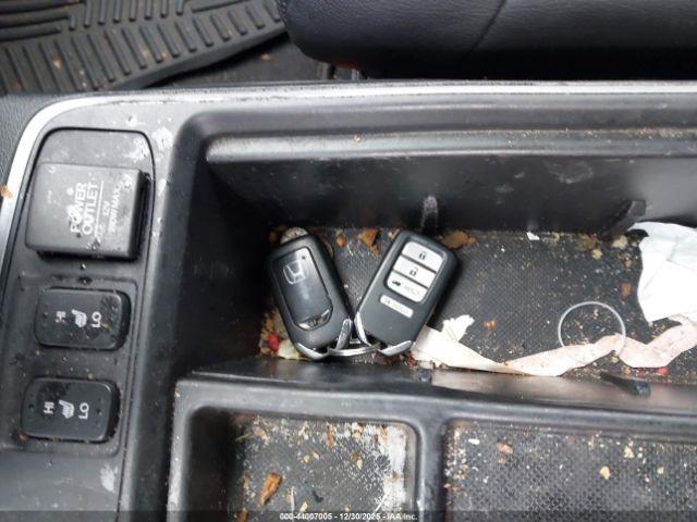 Honda CR-V Touring Image 2