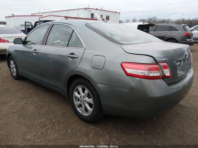 Toyota Camry Le Image 5