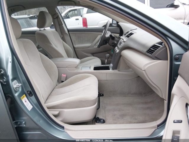 Toyota Camry Le Image 4