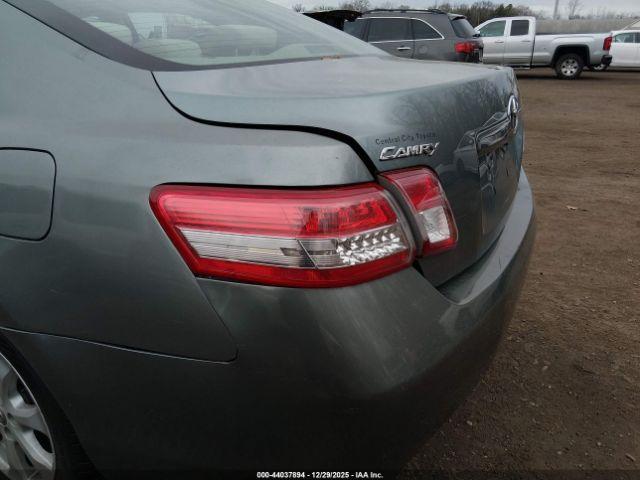 Toyota Camry Le Image 6