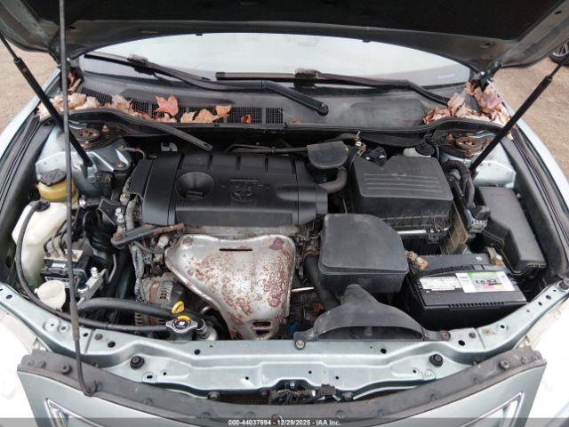 Toyota Camry Le Image 10