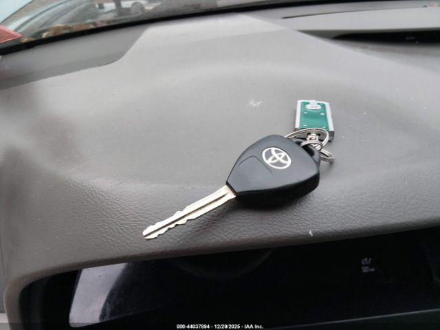 Toyota Camry Le Image 11