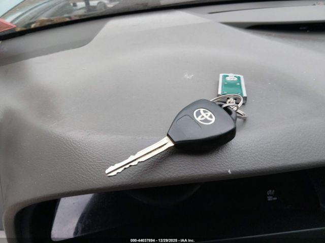 Toyota Camry Le Image 11