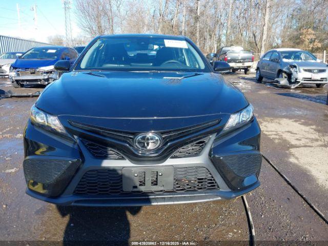 Toyota Camry Se Image 15