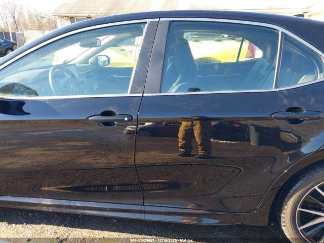 Toyota Camry Se Image 2