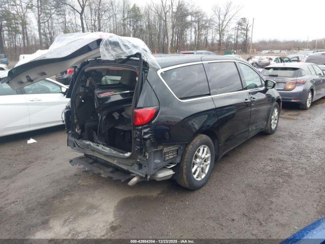 Chrysler Pacifica Touring Image 5