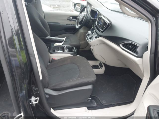 Chrysler Pacifica Touring Image 7